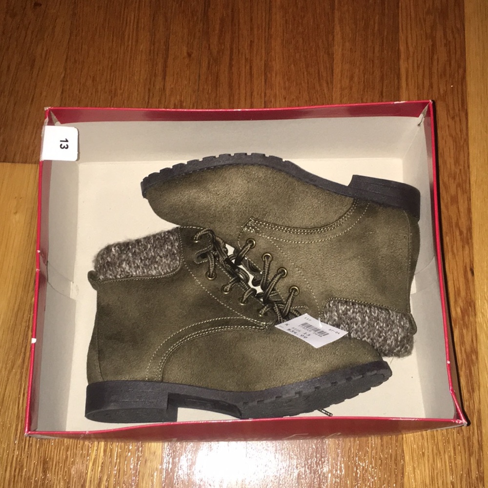 NWT Olive AE boots